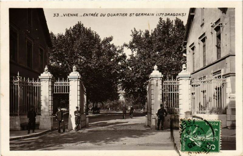 Carte postale ancienne Vienne - Entree du Quartier St. Germain - 17e Dragons France à Vienne