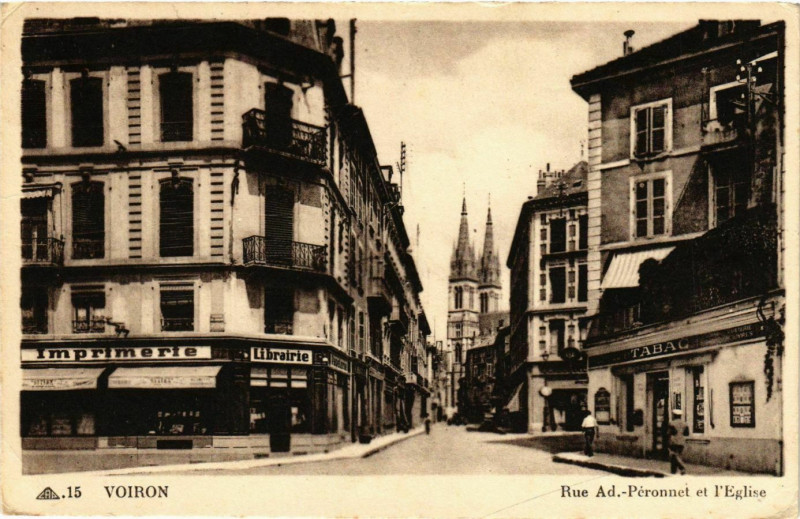 Carte postale ancienne Voiron - Rue Ad.-Peronnet et l'Eglise France à Voiron
