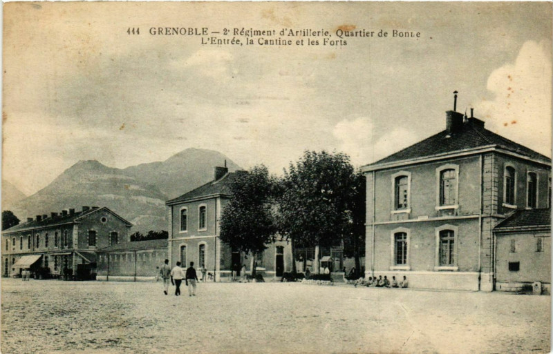 Carte postale ancienne Grenoble - 2e Regiment d'Artillerie - Quartier de Bonne France à Grenoble