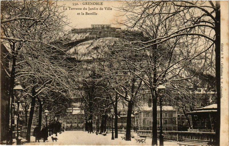 Carte postale ancienne Grenoble - La Terrasse du Jardin de Ville et la Bastille France à Grenoble