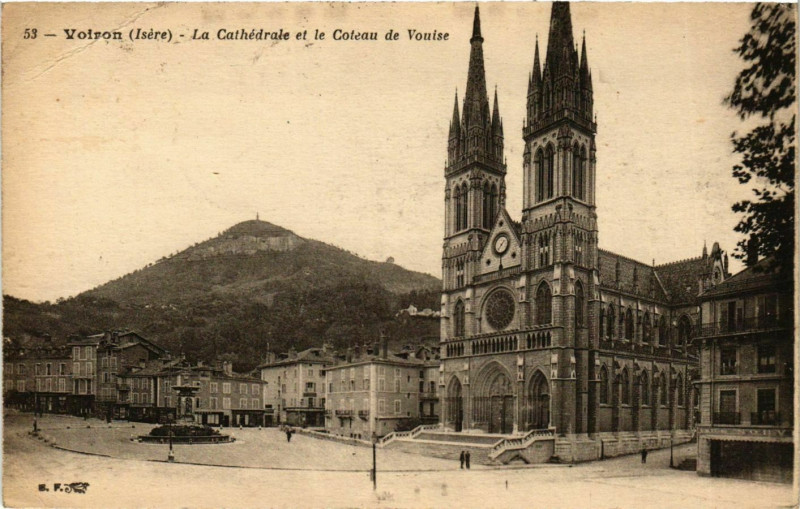 Carte postale ancienne Voiron - La Cathedrale et le Coteau de Vouise France à Voiron