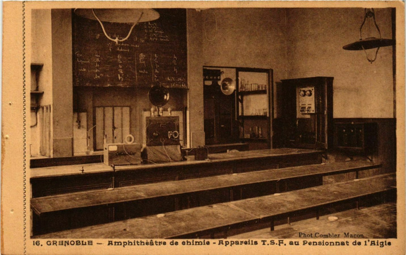 Carte postale ancienne Grenoble - Amphitheatre de Chimie - Pensionnat de l'Aigle France à Grenoble