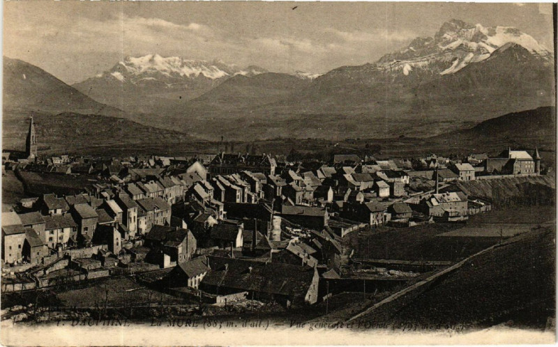 Carte postale ancienne Dauphine - La Mure (883 md'alt) - Vue generale et l'Obiou (2793 m) à La Mure