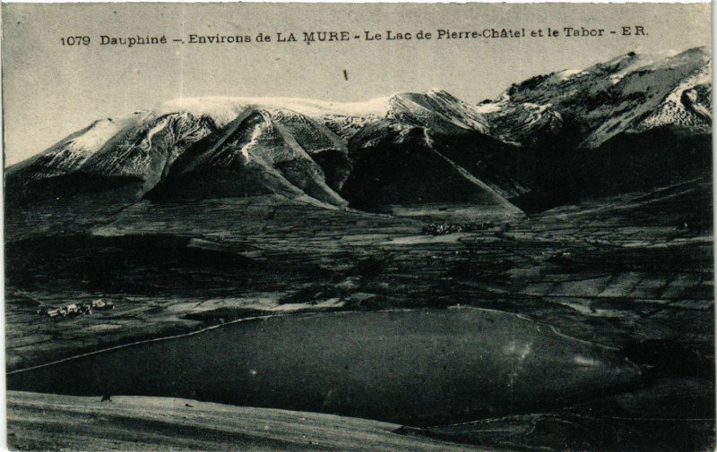 Carte postale ancienne Dauphine - Environs de La Mure- Le Lac de Pierre-Chatel et le Tabor à Pierre-Châtel