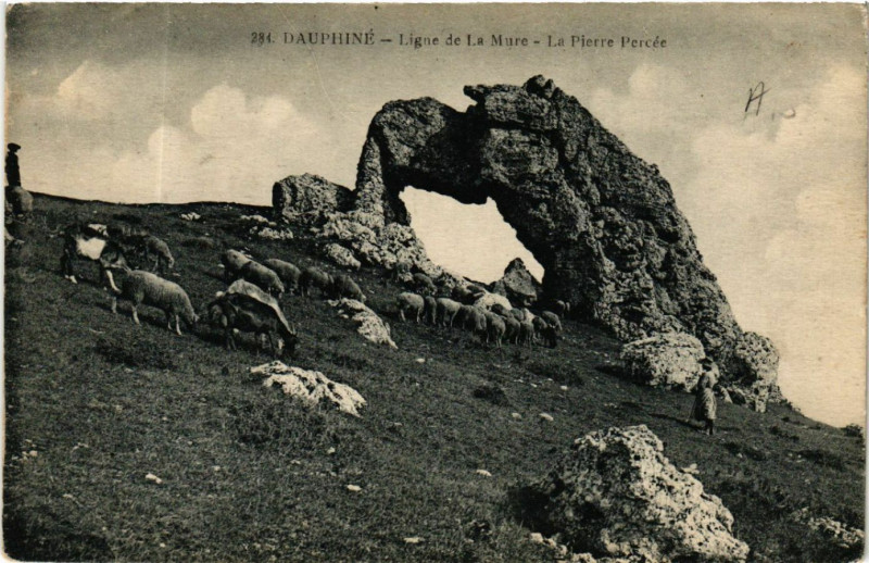 Carte postale ancienne Dauphine - Ligne de La Mure - La Pierre Percee à La Mure