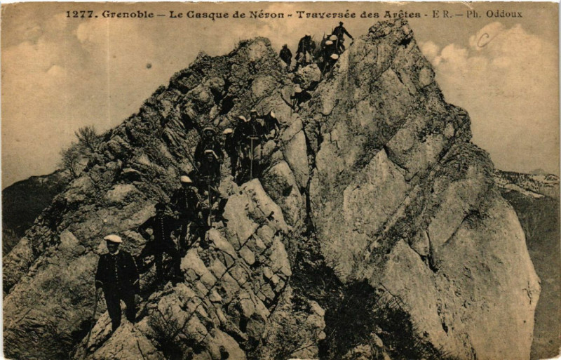 Carte postale ancienne Grenoble - Le Casque de Neron - Traversee des Aretes à Grenoble