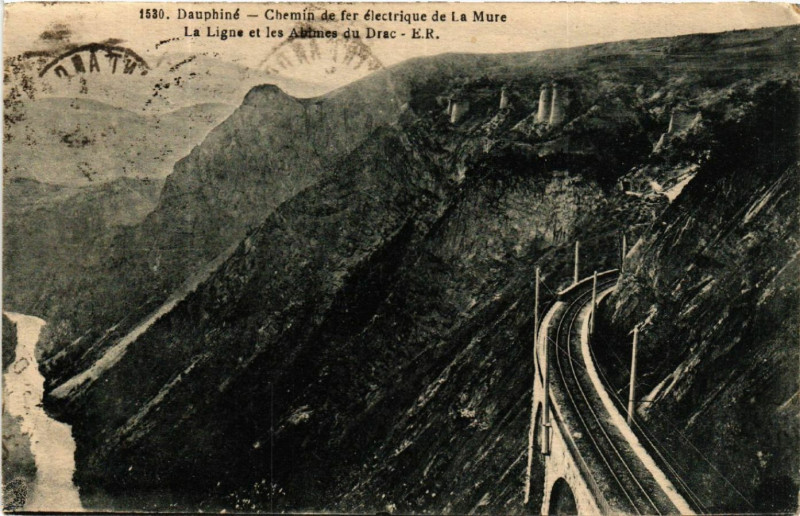 Carte postale ancienne Dauphine - Chemin de fer electrique de La Mure - La Ligne et ... à La Mure