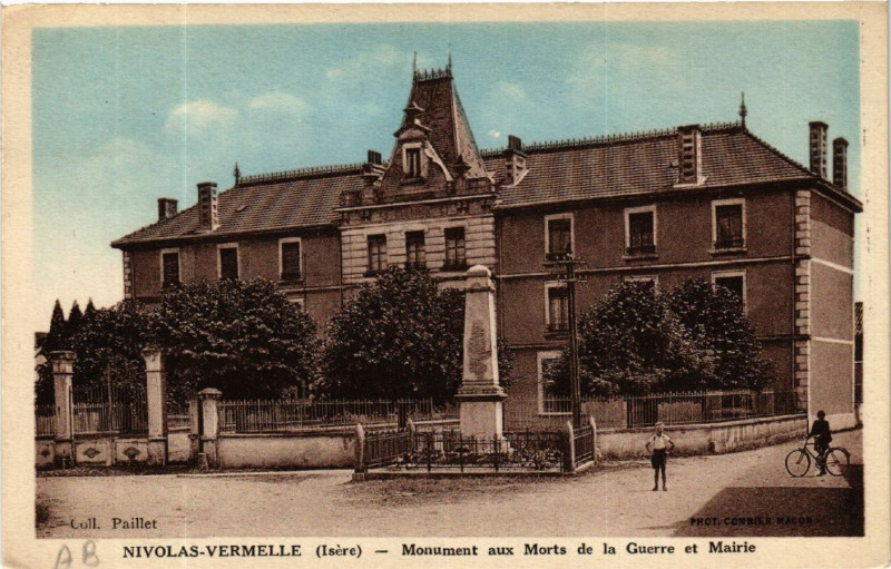 Carte postale ancienne Nivolas-Vermelle (Isere) - Monument aux Morts de la Guerre et ... à Nivolas-Vermelle