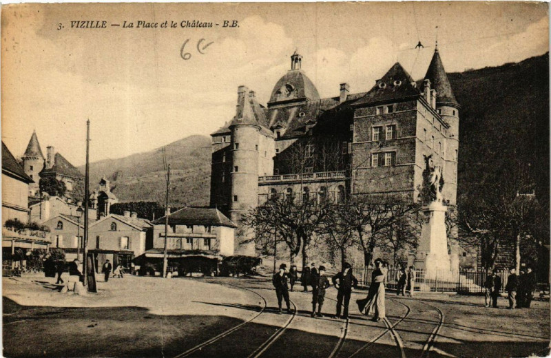 Carte postale ancienne Vizille - La Place et le Chateau à Vizille