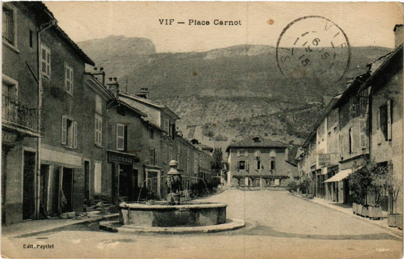 Carte postale ancienne Vif - Place Carnot à Vif