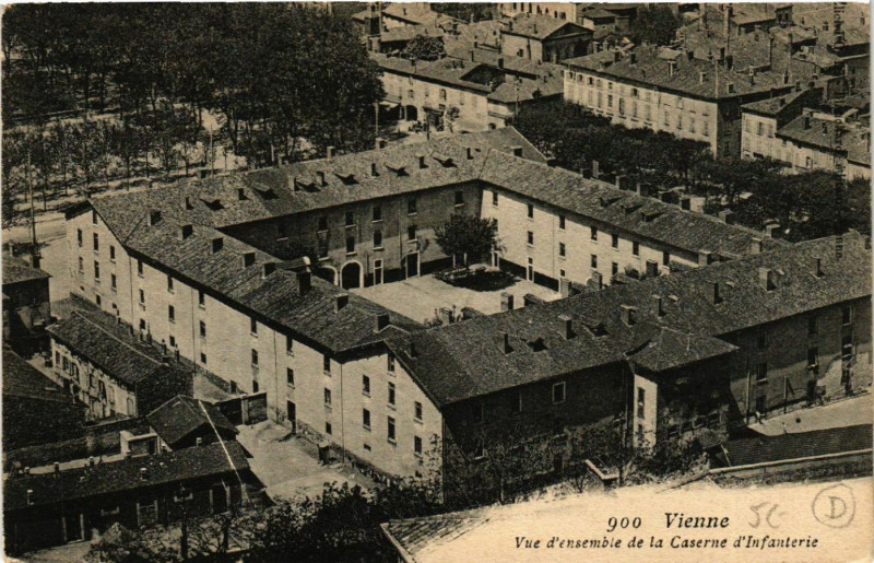 Carte postale ancienne Vienne - Vue d'ensemble de la Caserne d'Infanterie à Vienne