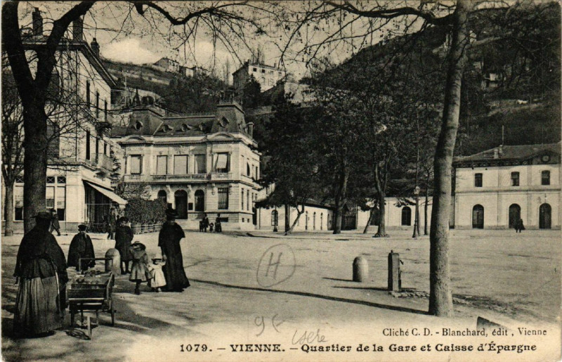 Carte postale ancienne Vienne - Quartier de la Gare et Caisse d'Epargne à Vienne
