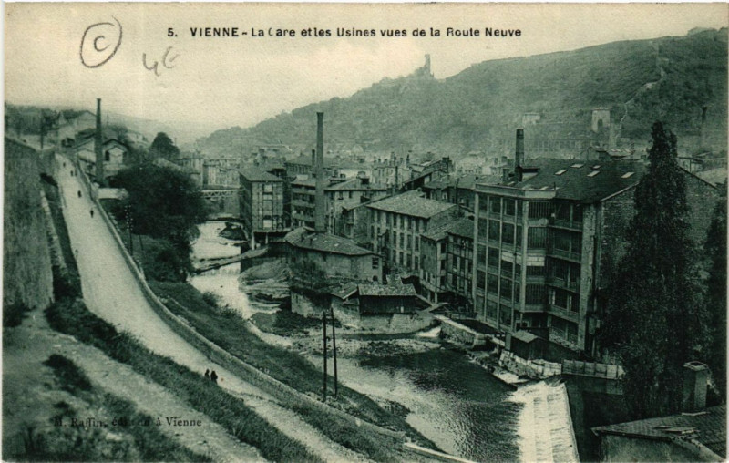 Carte postale ancienne Vienne - La Gare et les Usines vues de la Route Neuve à Vienne