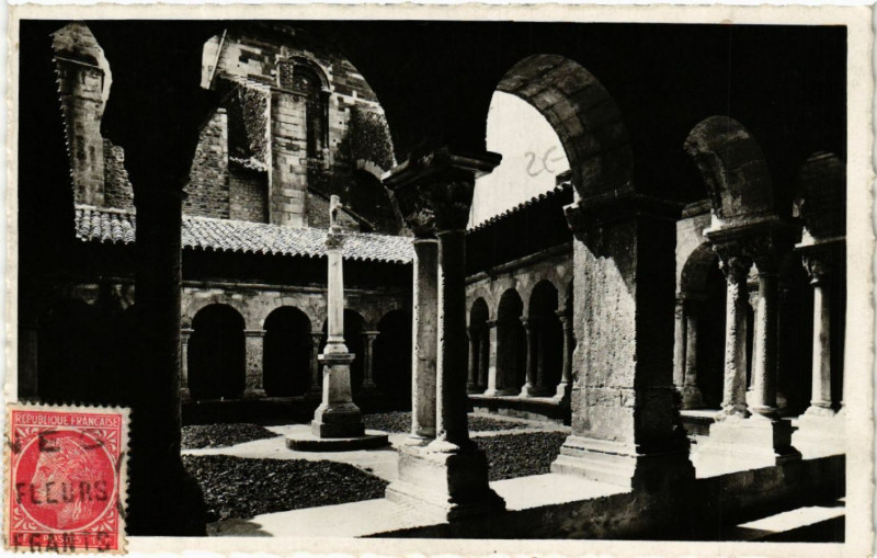 Carte postale ancienne Vienne - Cloitre Roman de l'ancienne Abbaye de St-Andre-le-Bas à Vienne