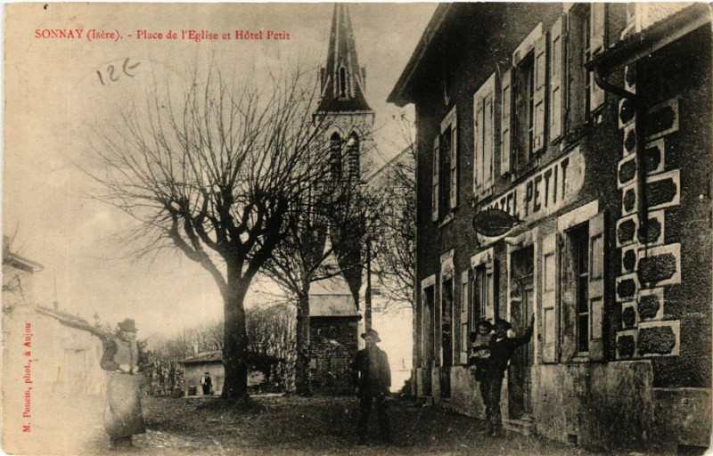 Carte postale ancienne Sonnay - Place de l'Eglise et Hotel Petit à Sonnay