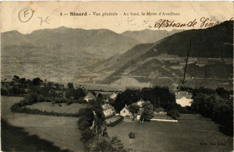 Carte postale ancienne Sinard - Vue générale - Au fond - la Motte d'Aveillans à Sinard