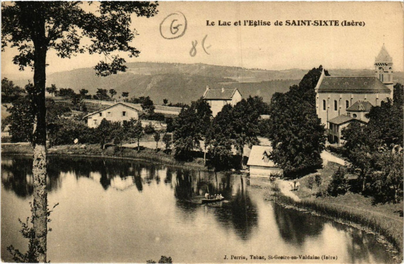 Carte postale ancienne Saint-Sixte - Le Lac et l'Eglise de Saint-Sixte