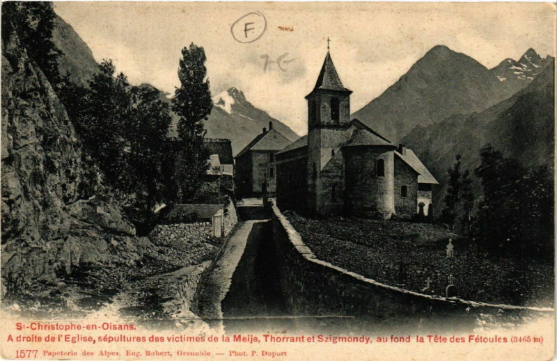Carte postale ancienne Saint-Christophe-en-Oisans - A droite de l'Eglise à Saint-Christophe-en-Oisans