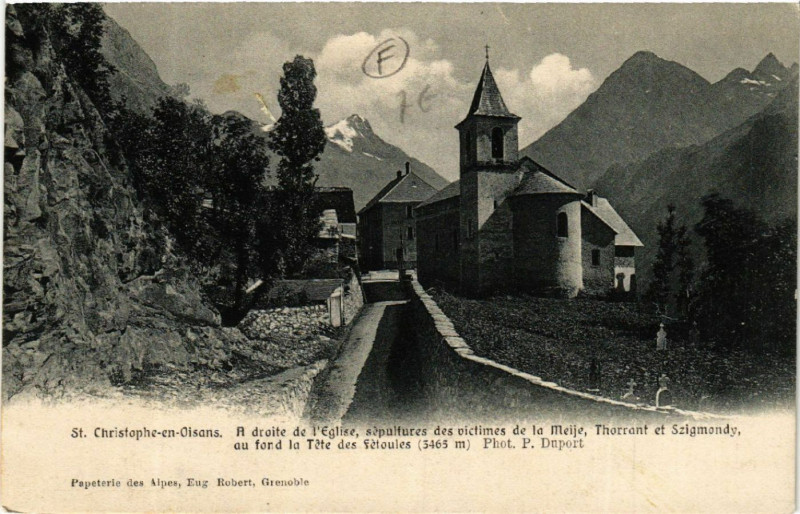 Carte postale ancienne Saint-Christophe-en-Oisans - A droite de l'Eglise à Saint-Christophe-en-Oisans