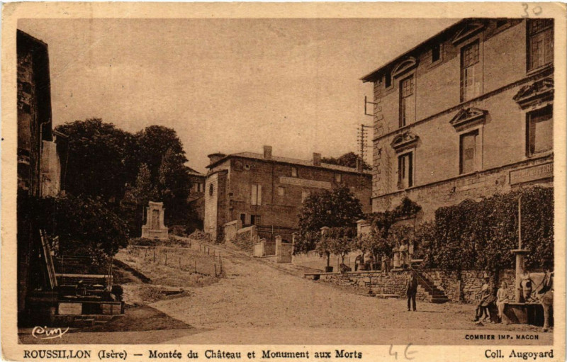 Carte postale ancienne Roussillon - Montée du Chateau et Monument aux Morts à Roussillon