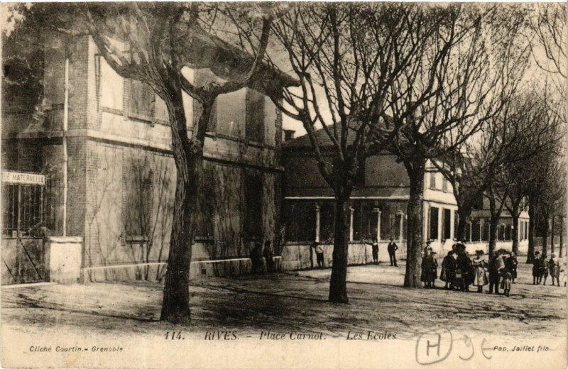 Carte postale ancienne Rives - Place Carnot - Les Ecoles à Rives