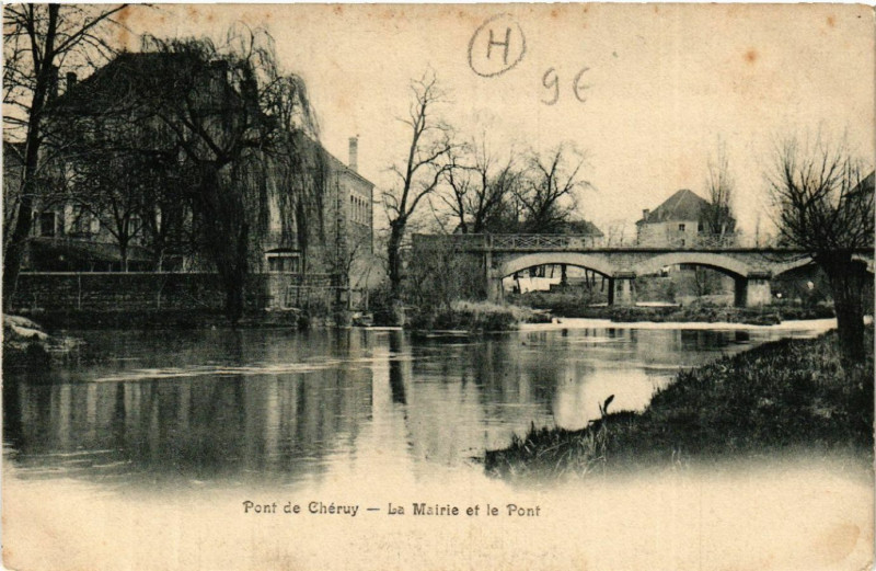 Carte postale ancienne Pont-de-Cheruy - Pont-de-Cheruy - La Mairie et le Pont à Pont-de-Chéruy