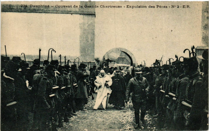 Carte postale ancienne Couvent de la Grande-Chartreuse - Expulsion des Peres