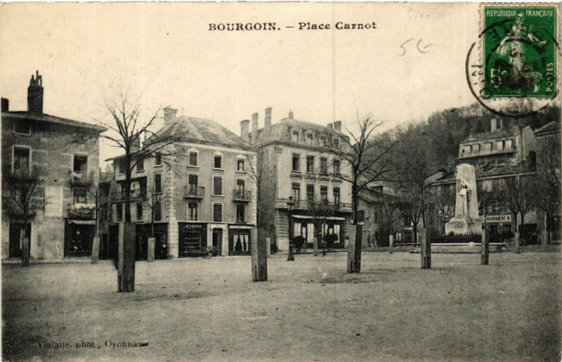 Carte postale ancienne Bourgoin - Place Carnot