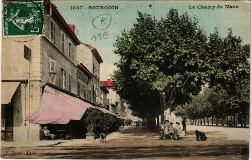Carte postale ancienne Bourgoin - Le Champ de Mars