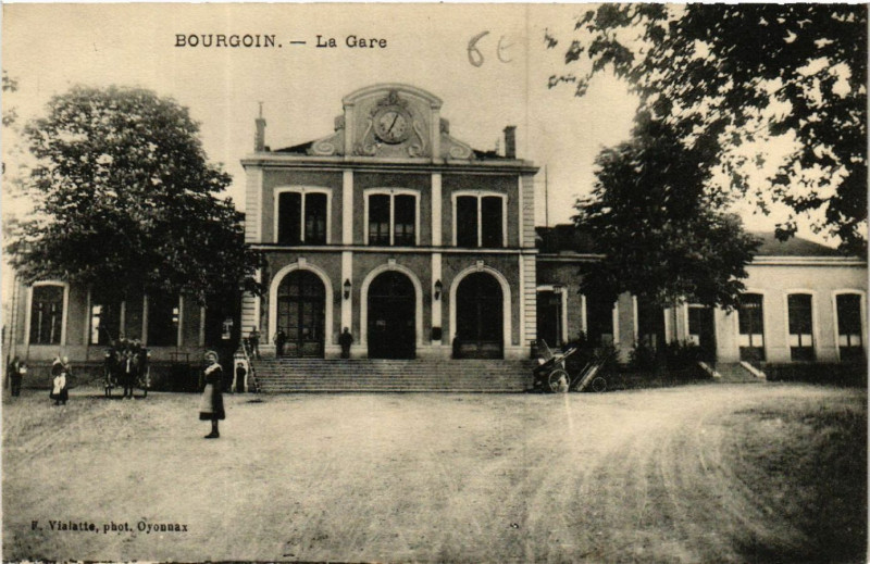 Carte postale ancienne Bourgoin - La Gare