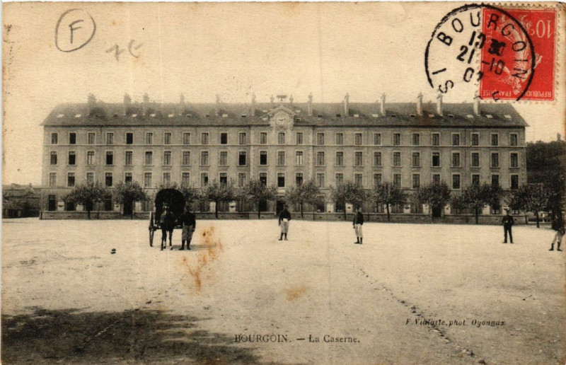Carte postale ancienne Bourgoin - La Caserne