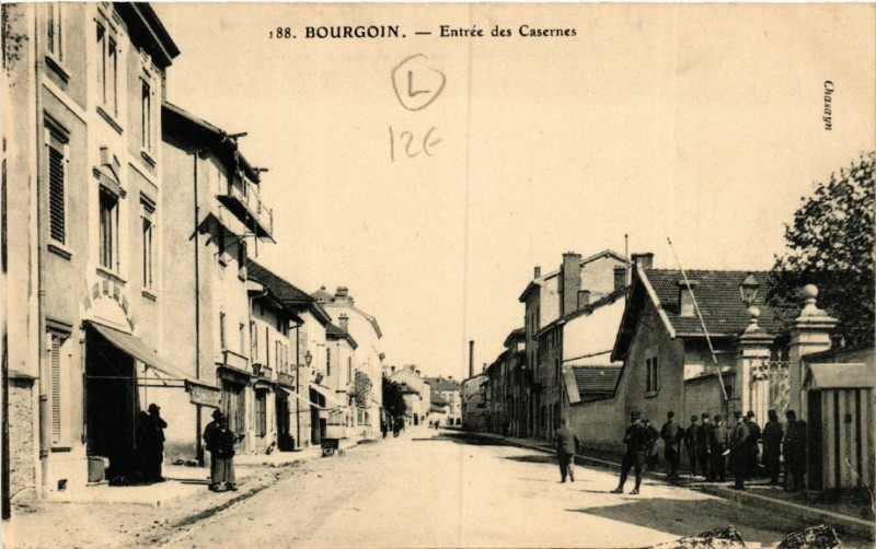 Carte postale ancienne Bourgoin - Entrée des Casernes