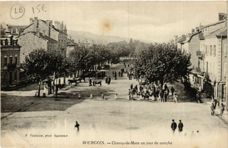Carte postale ancienne Bourgoin - Champ-de-Mars en jour de marche
