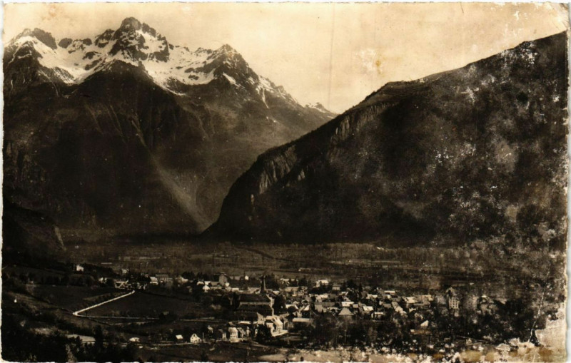 Carte postale ancienne Bourg-d'Oisans - Vue générale