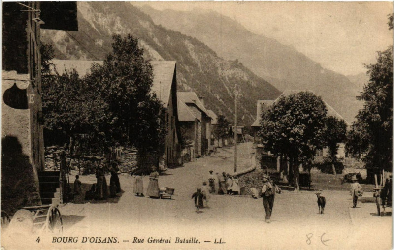 Carte postale ancienne Bourg-d'Oisans - Rue General Bataille