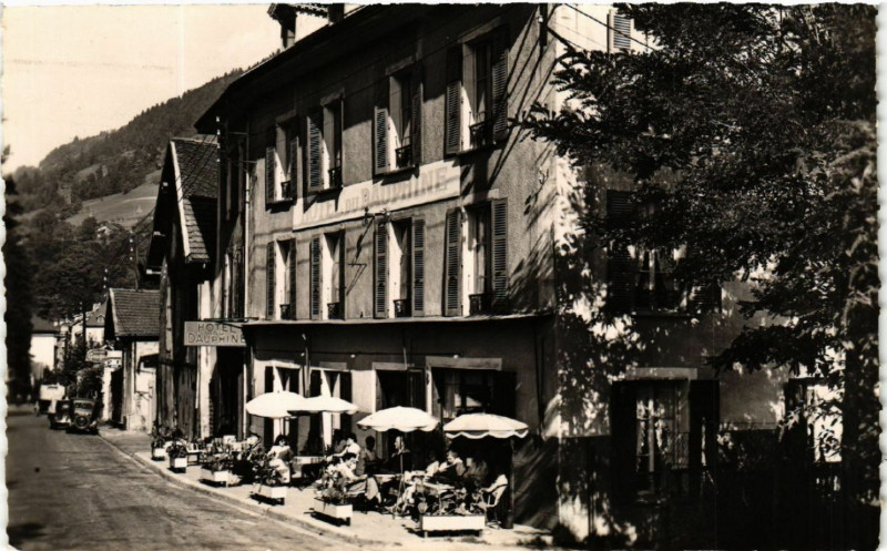 Carte postale ancienne Allevard-les-Bains - L'Hotel du Dauphiné à Allevard
