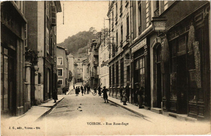 Carte postale ancienne Voiron - Rue Rose-Sage à Voiron