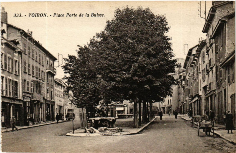 Carte postale ancienne Voiron - Place Porte de la Buisse à Voiron