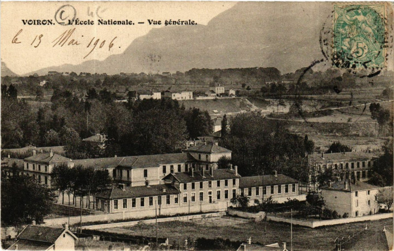 Carte postale ancienne Voiron - L'Ecole Nationale - Vue générale à Voiron