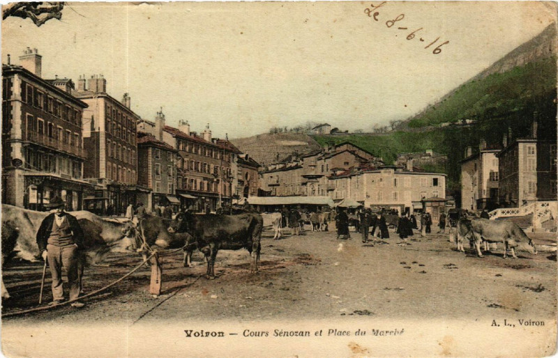 Carte postale ancienne Voiron - Cours Senozan et Place du Marche à Voiron