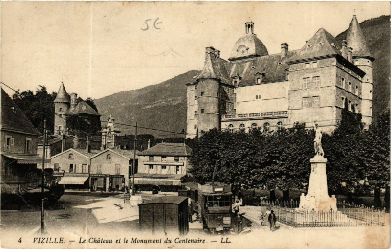 Carte postale ancienne Vizille - Le Chateau et le Monument du Centenaire à Vizille