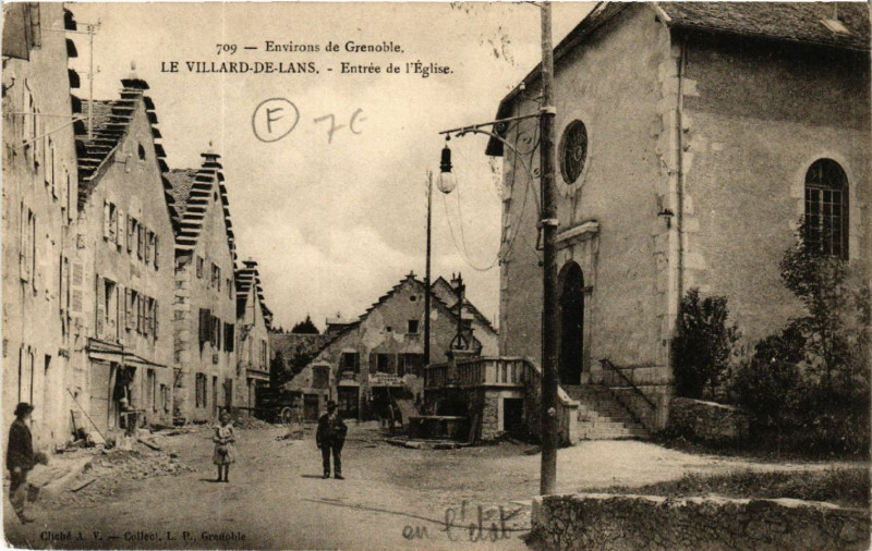 Carte postale ancienne Villard-de-Lans - Entrée de l'Eglise - Env. de Grenoble à Villard-de-Lans
