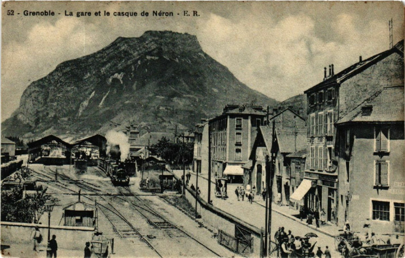 Carte postale ancienne Grenoble - La gare et le casque de Neron à Grenoble