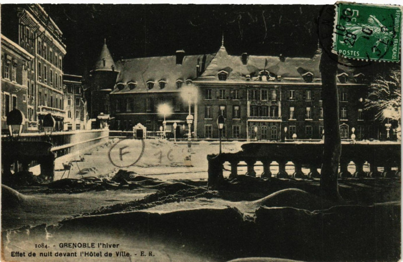 Carte postale ancienne Grenoble - l'hiver - Effet de nuit devant l'Hotel de Ville à Grenoble