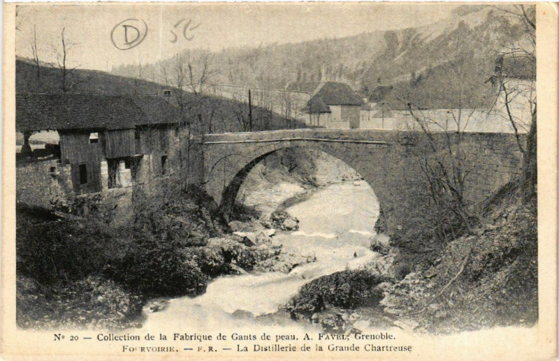 Carte postale ancienne Fourvoirie - La Distillerie de la Grande-Chartreuse à Four