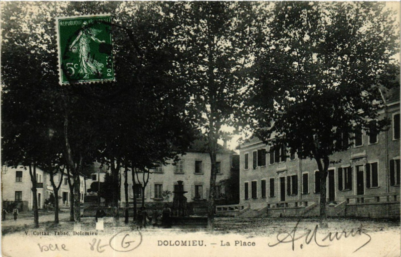 Carte postale ancienne Dolomieu - La Place à Dolomieu