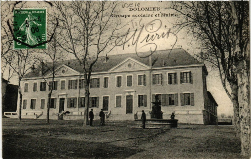 Carte postale ancienne Dolomieu - Groupe Scolaire et Mairie à Dolomieu
