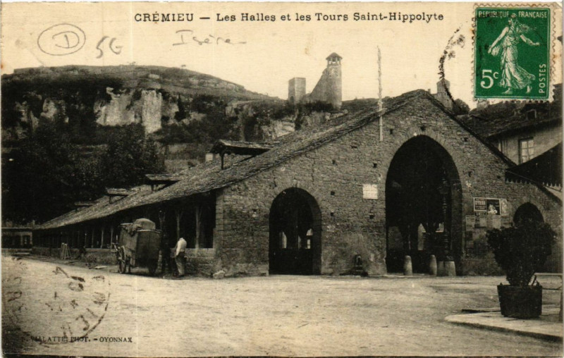 Carte postale ancienne Cremieu - Cremieu - Les Halles et les Tours St-Hippolyte à Crémieu