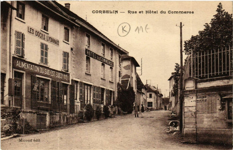 Carte postale ancienne Corbelin - Rue et Hotel du Commerce à Corbelin