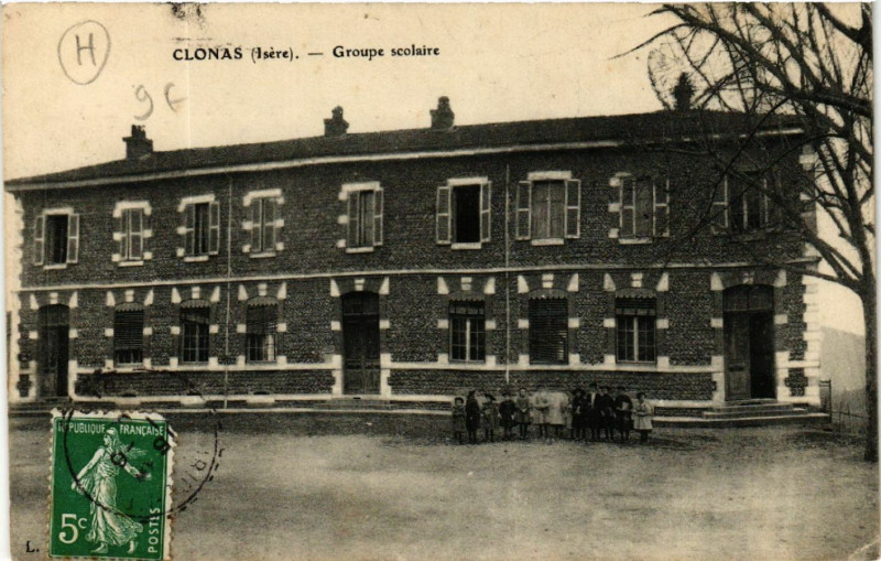 Carte postale ancienne Clonas - Groupe Scolaire